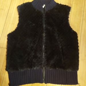 Black faux fur knit vest med